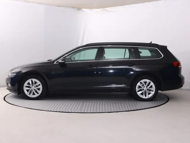 Volkswagen Passat Variant 2021 photo 2