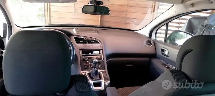 Peugeot 5008 2012 photo 2