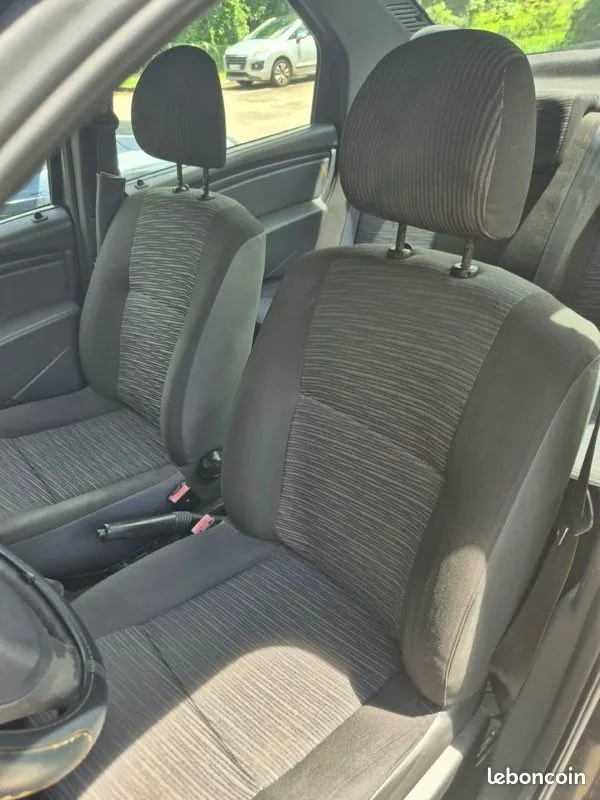 Dacia Logan 2011 photo 2