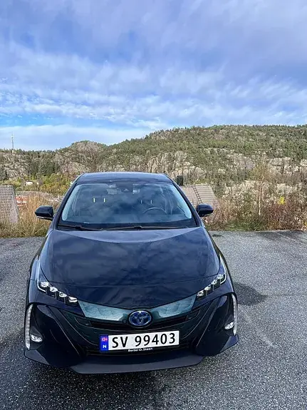 Toyota Prius Plug-In Hybrid 2019 photo 2