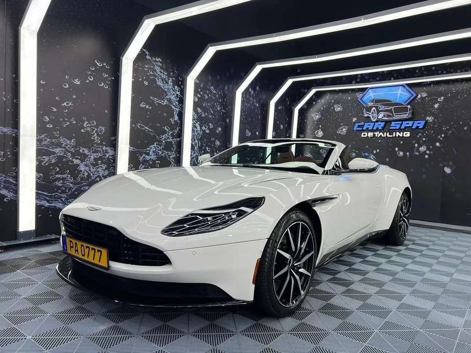 Aston Martin Db11