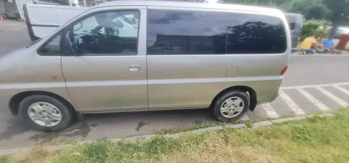 Hyundai Starex 2005 photo 2