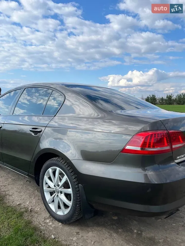 Volkswagen Passat 2012 photo 2
