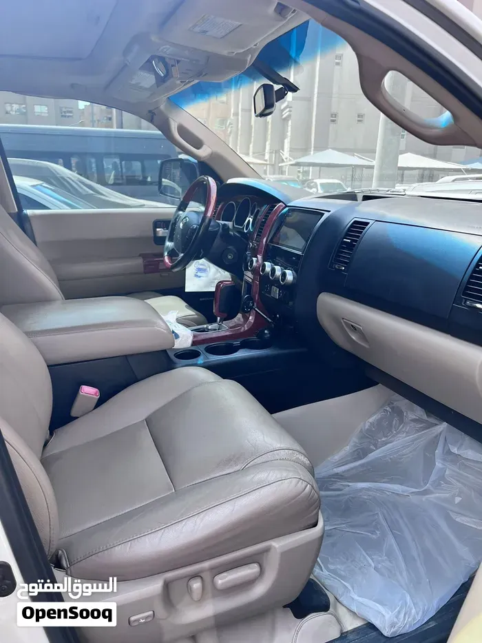 Toyota Sequoia 2012 photo 2