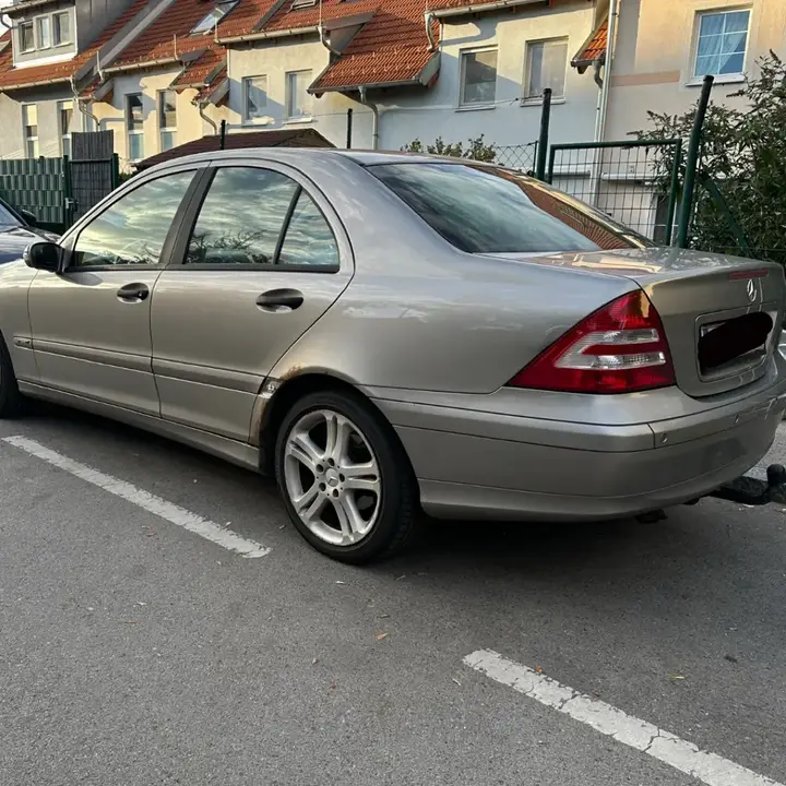 Mercedes-Benz C-Class 2004 photo 3
