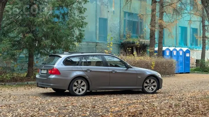 BMW 320 2009 photo 2