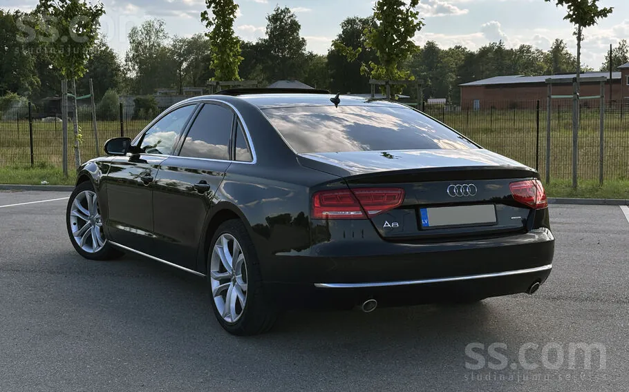 Audi A8 2010 photo 2