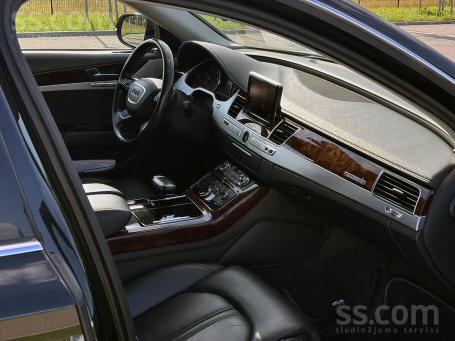 Audi A8 2010 photo 4
