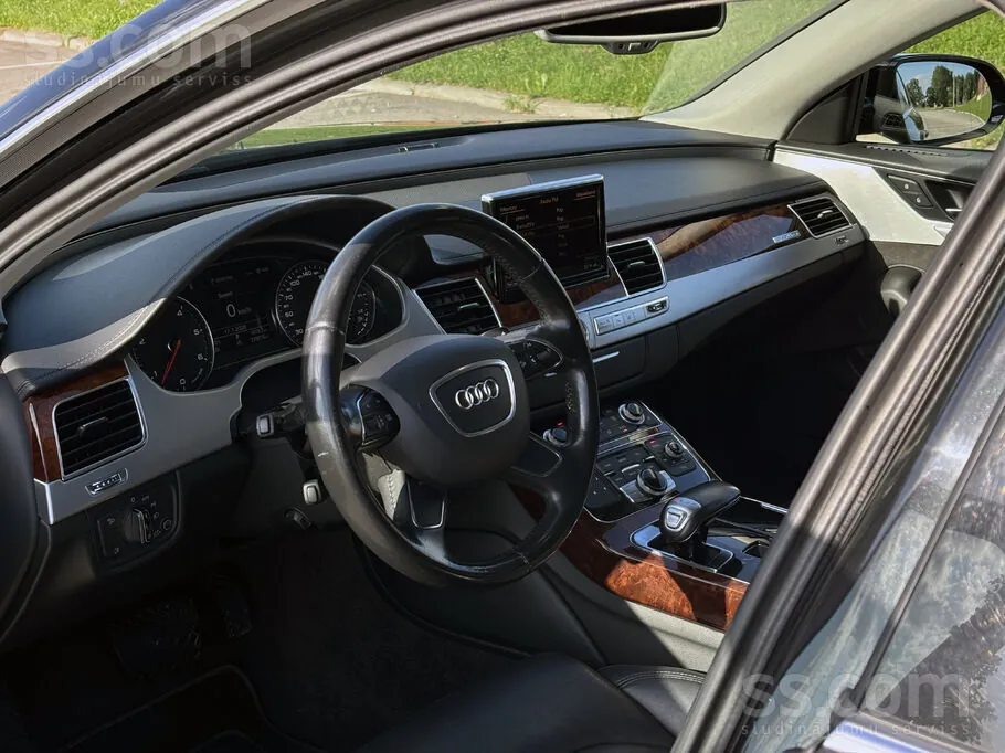 Audi A8 2010 photo 3