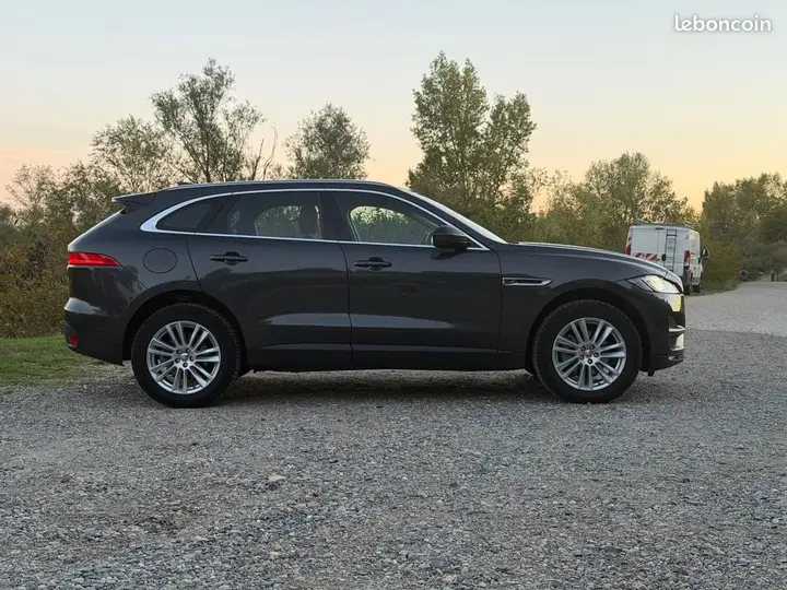 Jaguar F-Pace 2018 photo 2