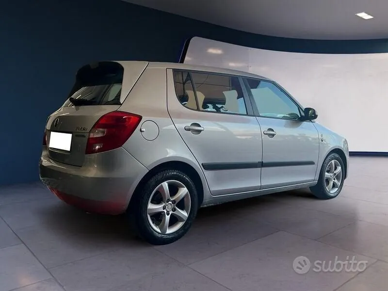 Skoda Fabia 2011 photo 4