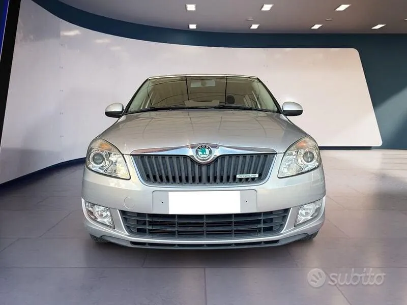 Skoda Fabia 2011 photo 2