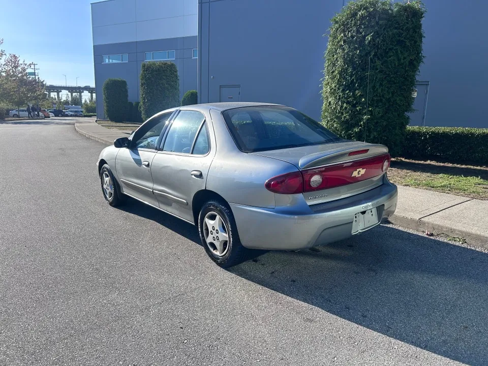 Chevrolet Cavalier 2004 photo 3