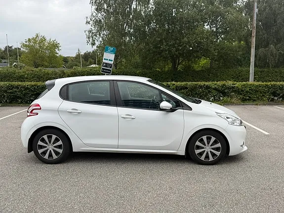 Peugeot 208 2012 photo 3