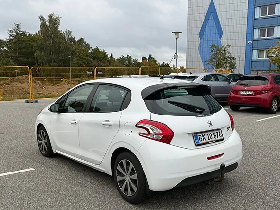 Peugeot 208 2012 photo 2