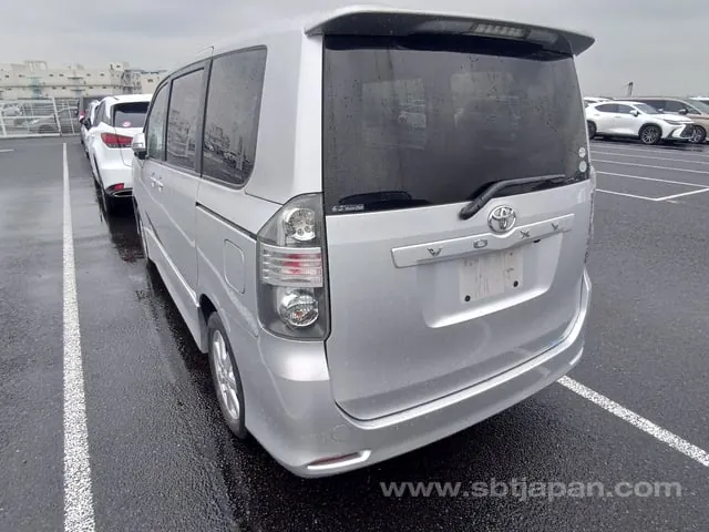 Toyota Voxy 2010 photo 3