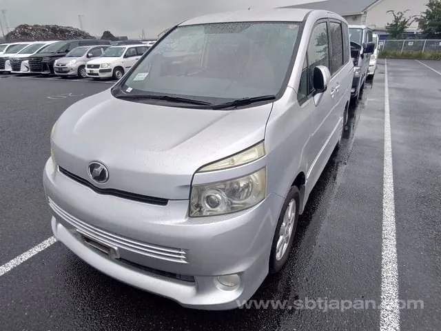 Toyota Voxy 2010 photo 2