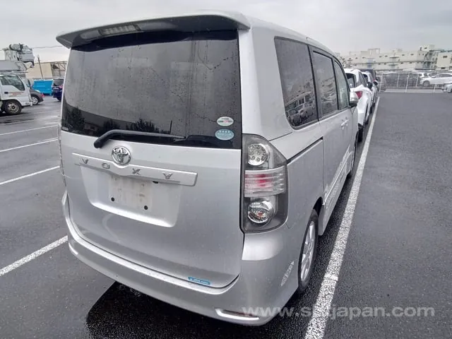 Toyota Voxy 2010 photo 4