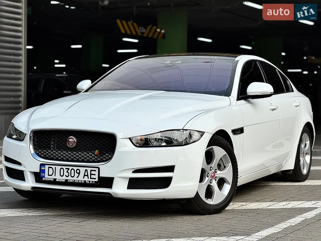 Jaguar Xe 2016 photo 2