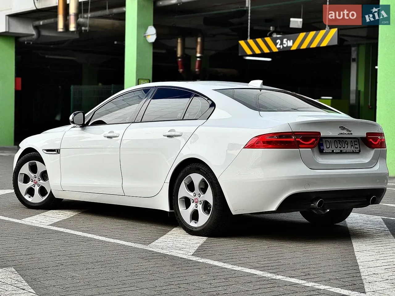 Jaguar Xe 2016 photo 4