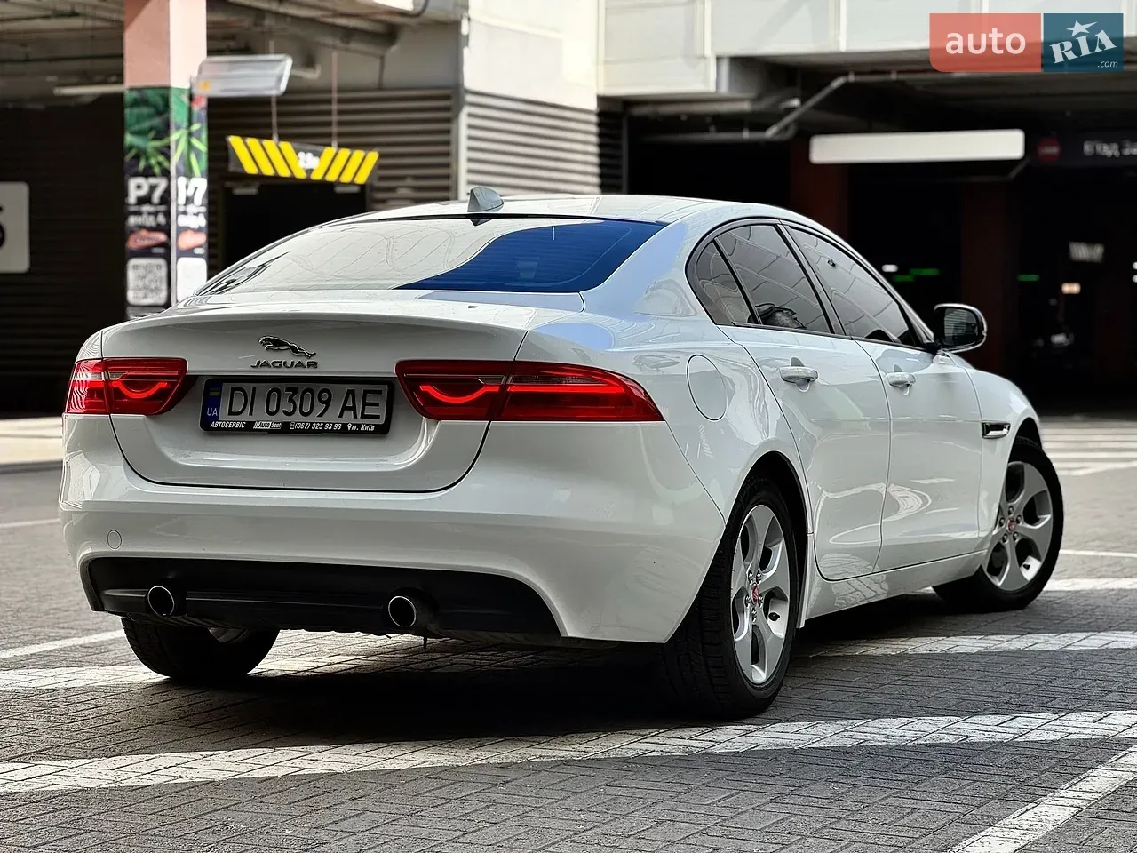 Jaguar Xe 2016 photo 3