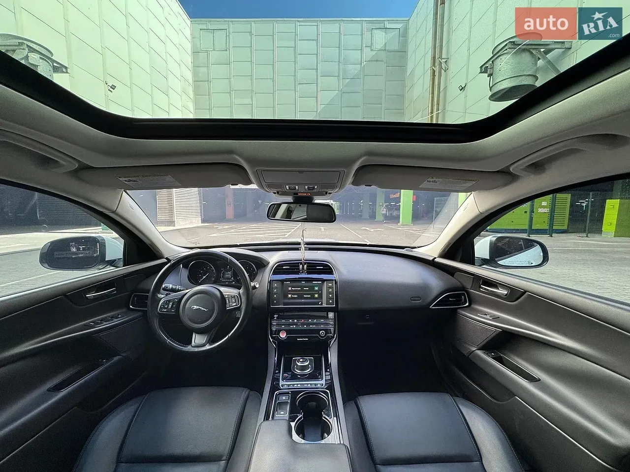 Jaguar Xe 2016 photo 5