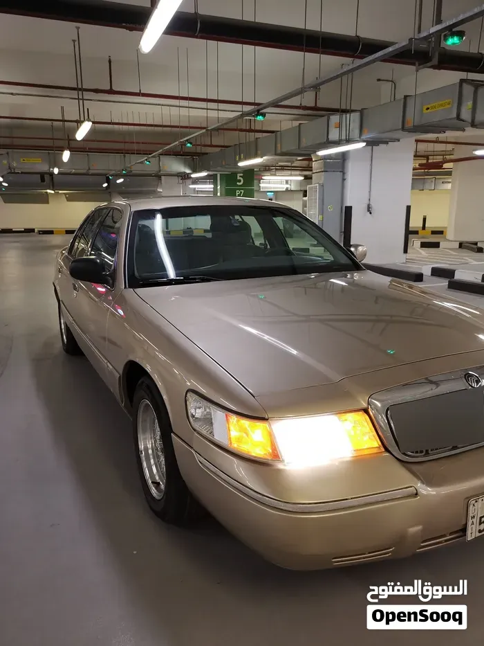 Ford Crown Victoria 2000 photo 2