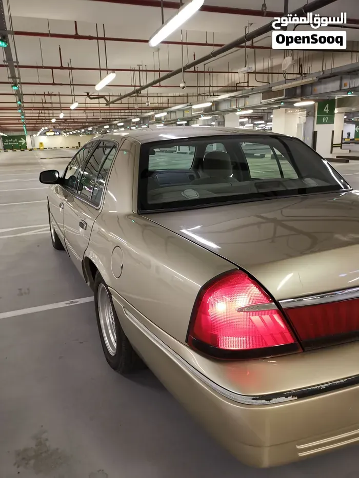 Ford Crown Victoria 2000 photo 4