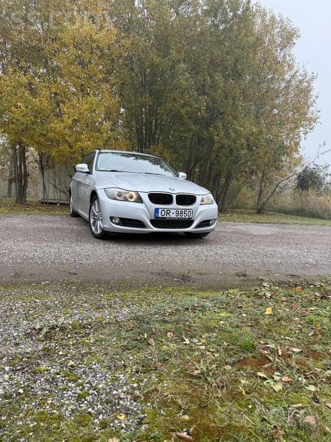 BMW 320 2011 photo 2