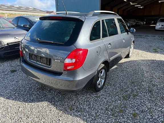 Skoda Fabia 2011 photo 5