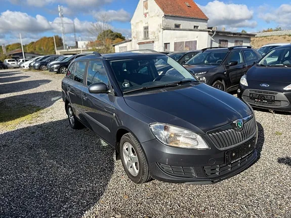 Skoda Fabia 2011 photo 3