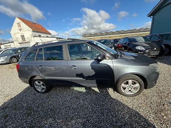 Skoda Fabia 2011 photo 4