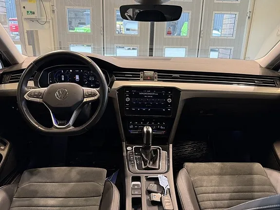 Volkswagen Passat 2023 photo 5