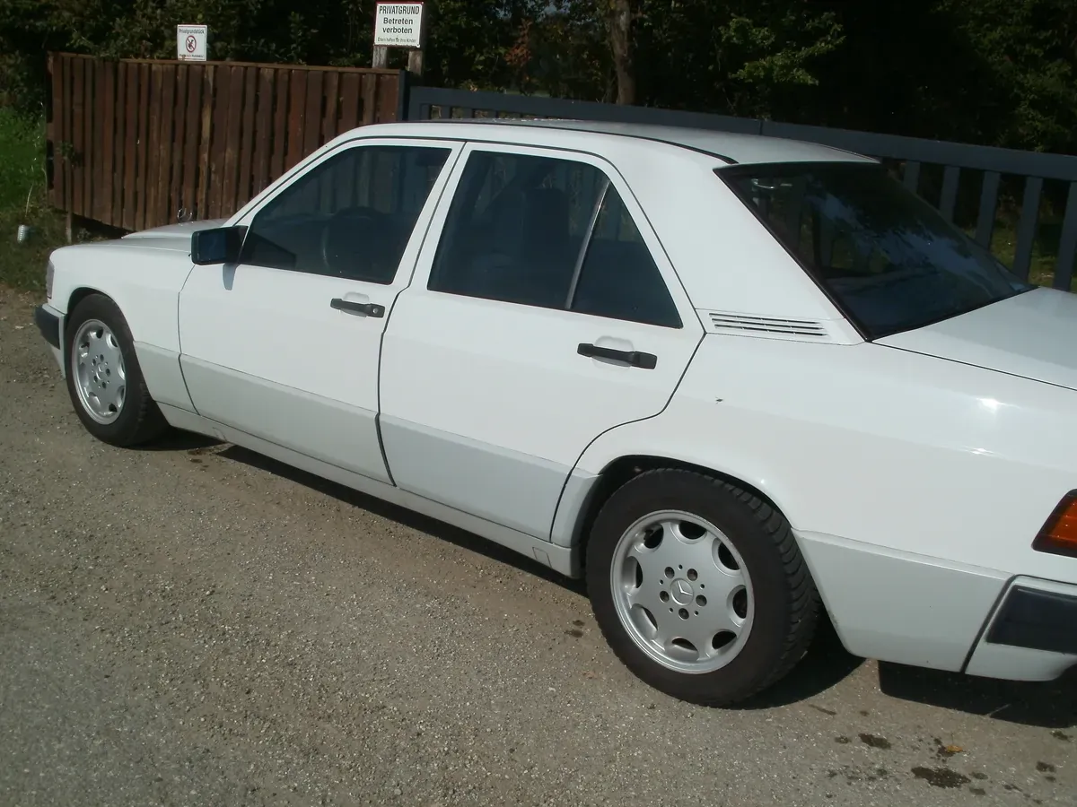 Mercedes-Benz 190 1990 photo 3