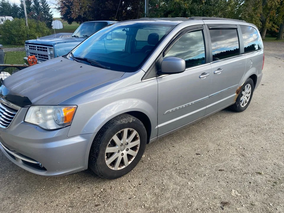 Chrysler Town & Country 2015 photo 2