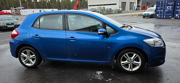 Toyota Auris 2010 photo 2