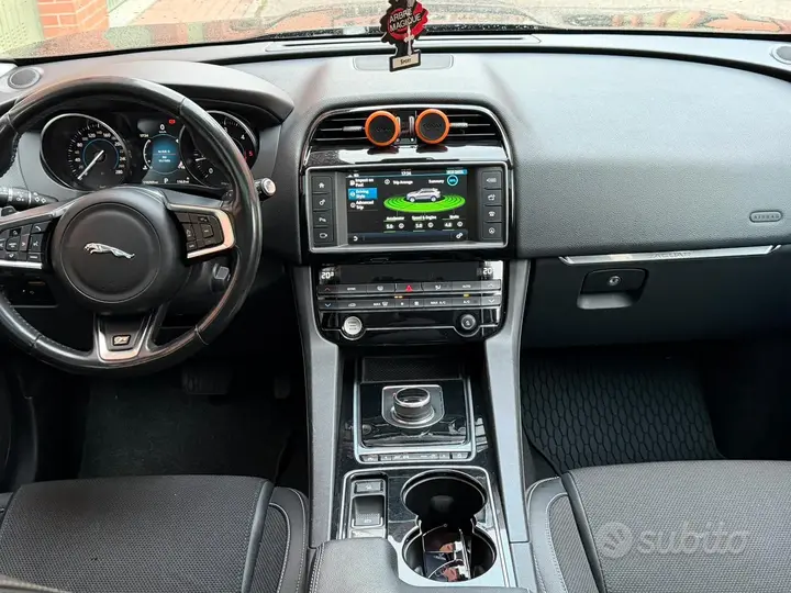 Jaguar F-Pace 2017 photo 5