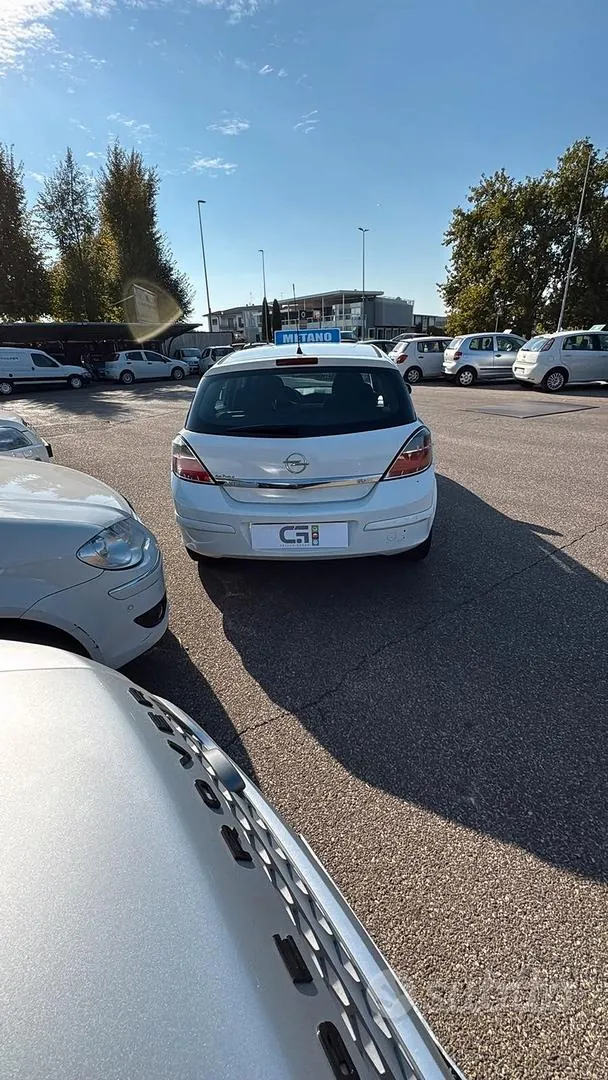 Opel Astra 2010 photo 4