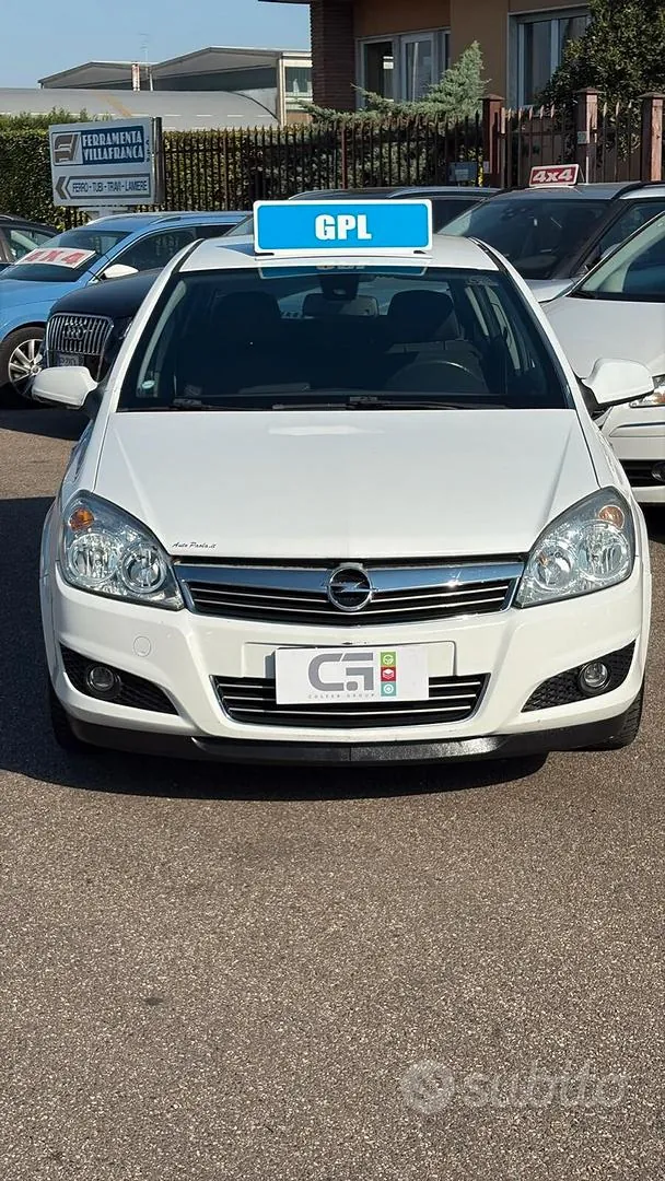 Opel Astra 2010 photo 2