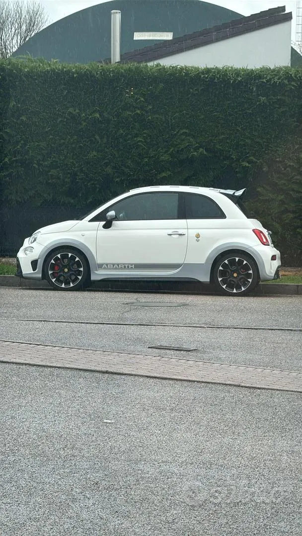 Abarth 695 2021 photo 2
