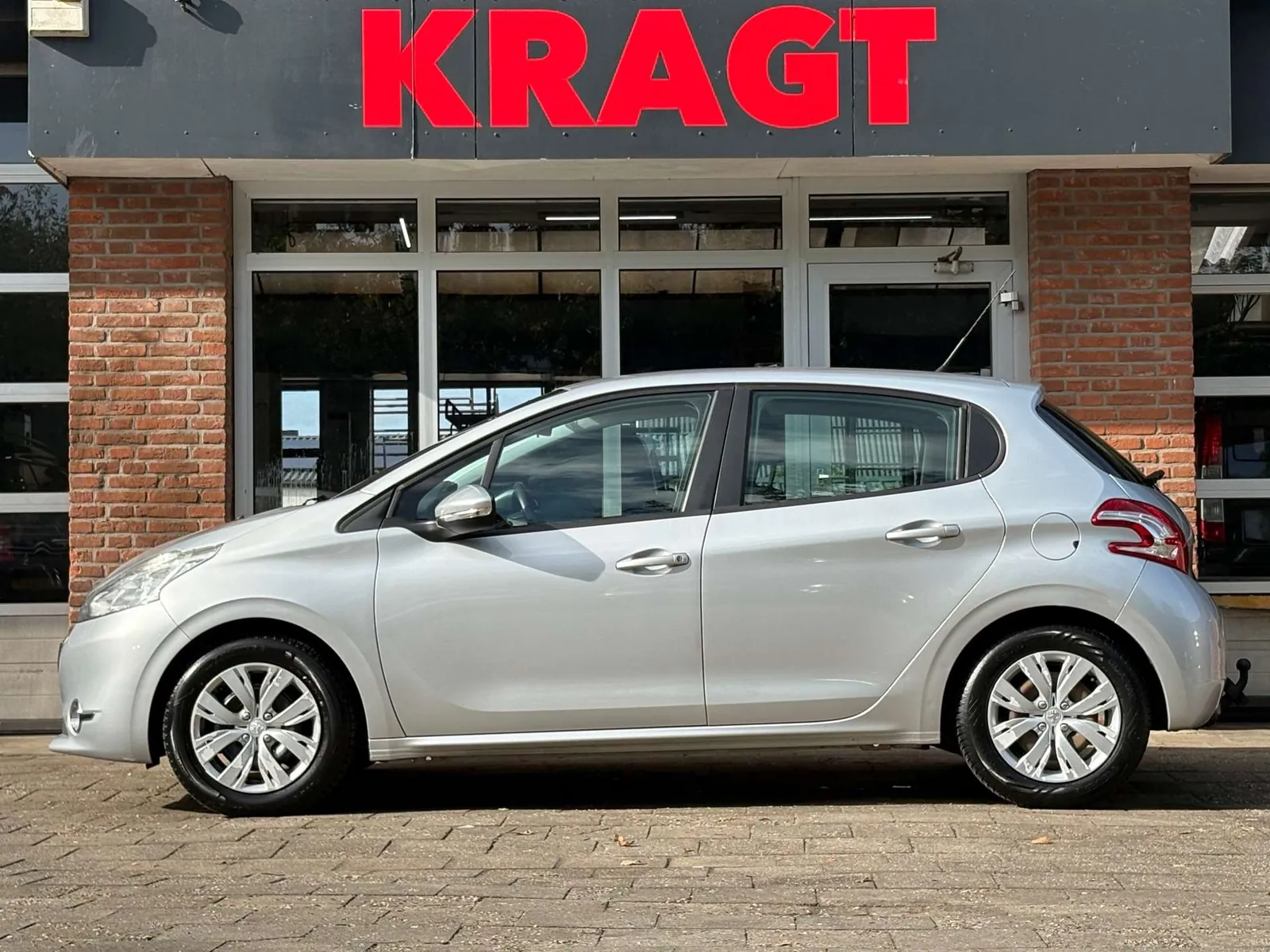 Peugeot 208 2014 photo 2