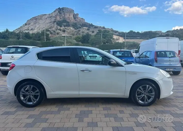 Alfa Romeo Giulietta 2013 photo 4