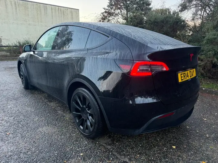 Tesla Model Y 2022 photo 2