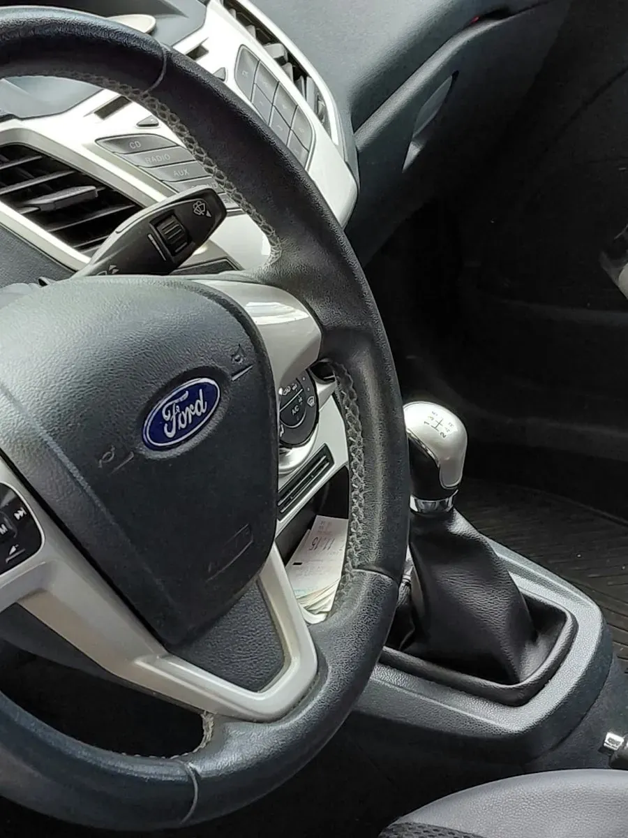 Ford Fiesta 2011 photo 2