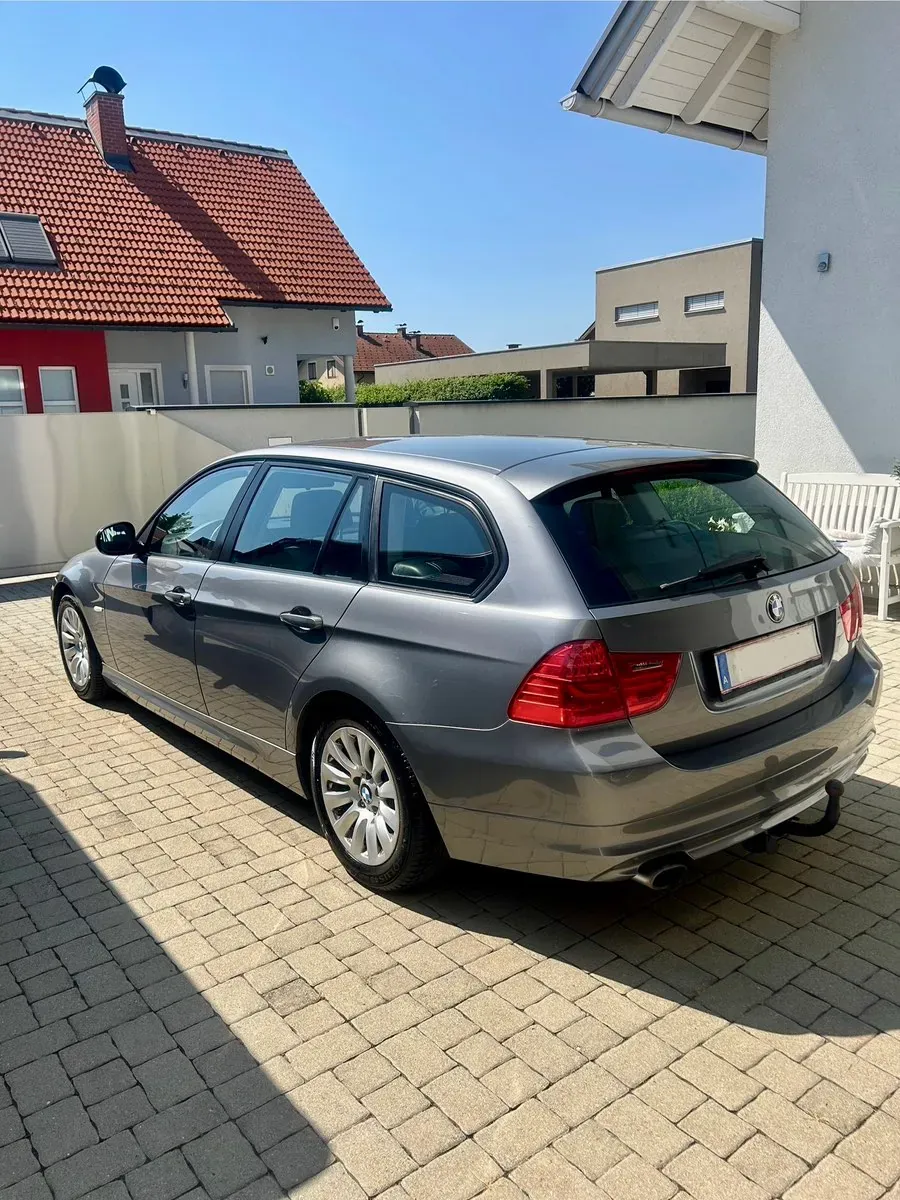 BMW 3 Series 2009 photo 2