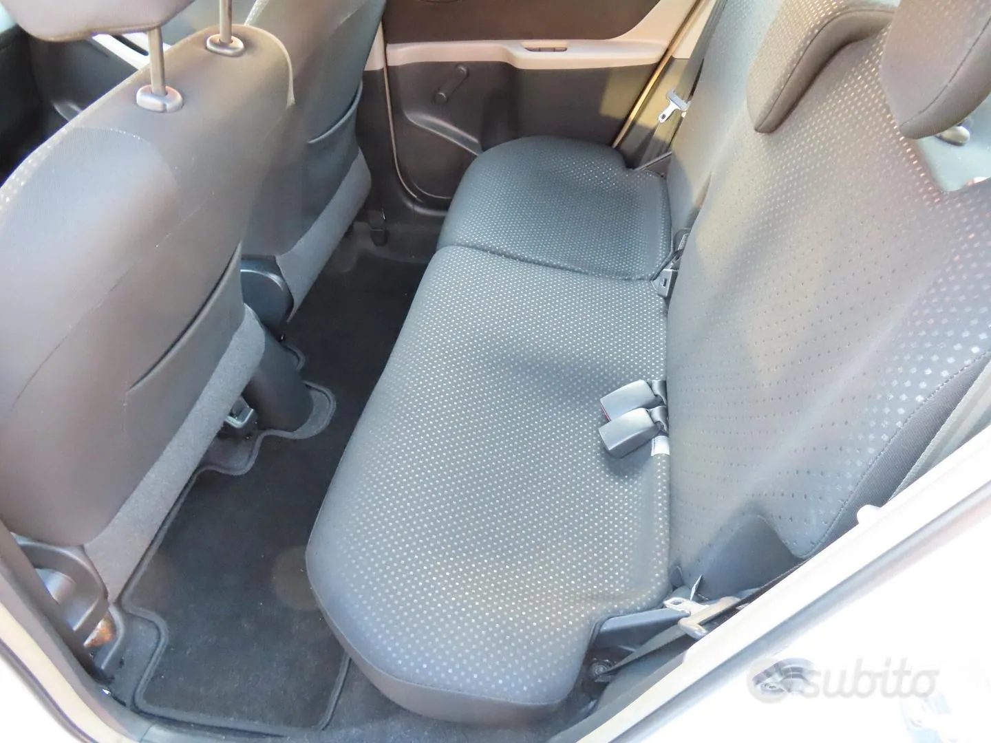 Toyota Yaris 2011 photo 5