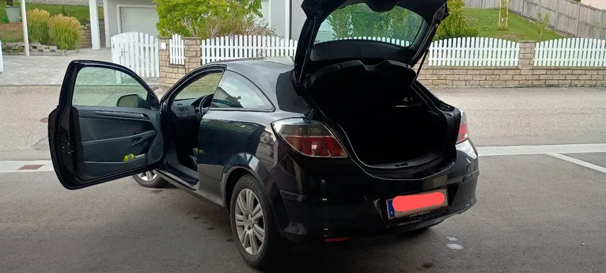 Opel Astra 2010 photo 2