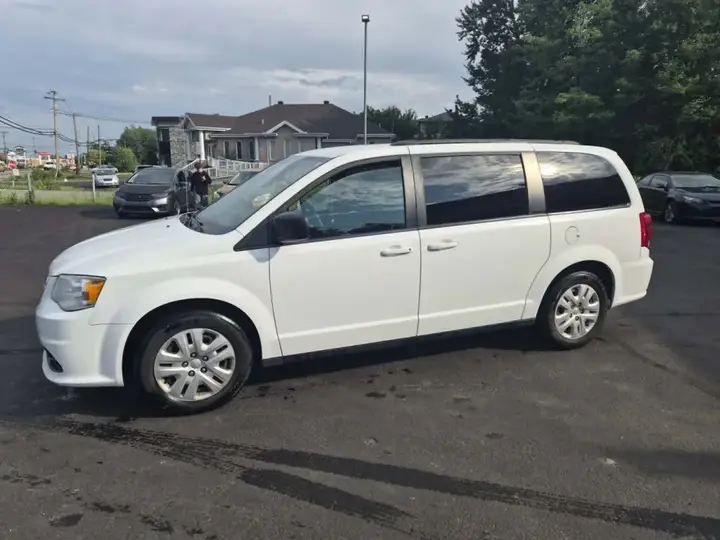 Dodge Grand Caravan 2018 photo 2