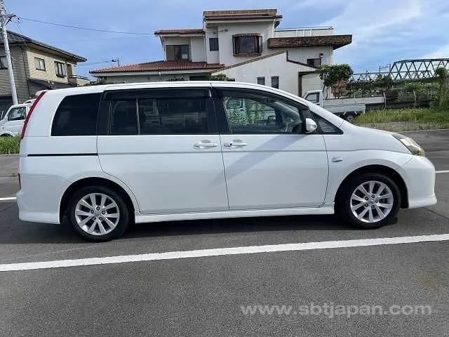 Toyota Isis 2010 photo 5