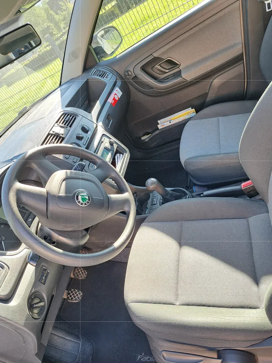 Skoda Fabia 2011 photo 3
